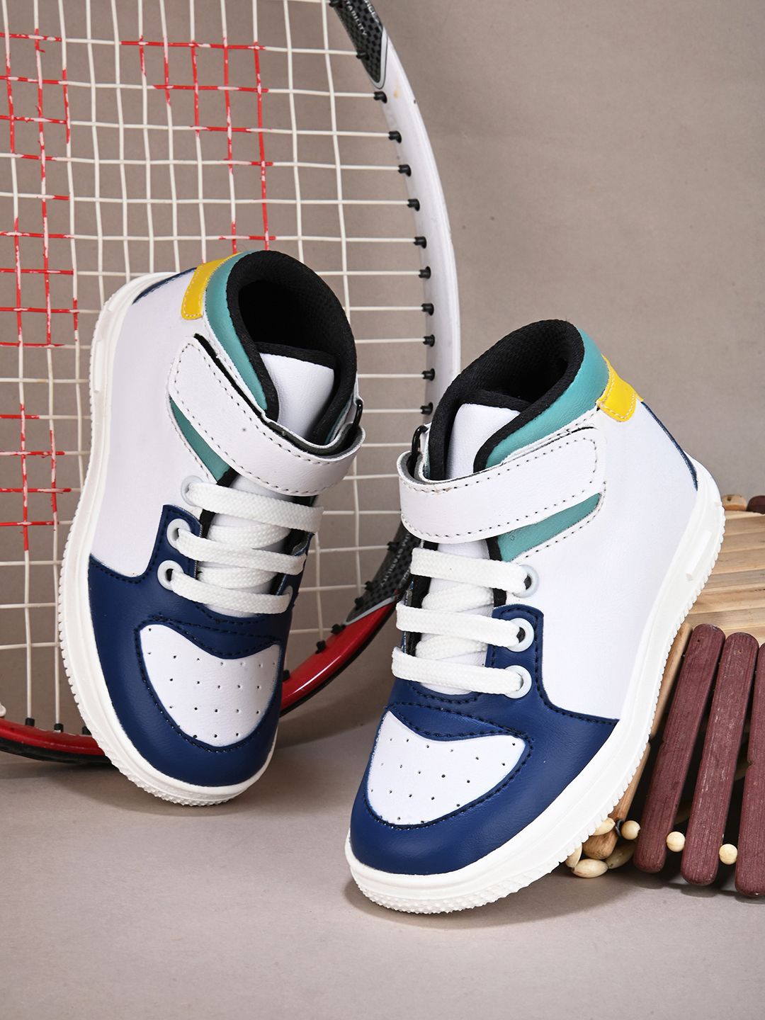 

STEFENS Boys Colourblocked Round Toe Velcro Mid-Top Sneakers, White
