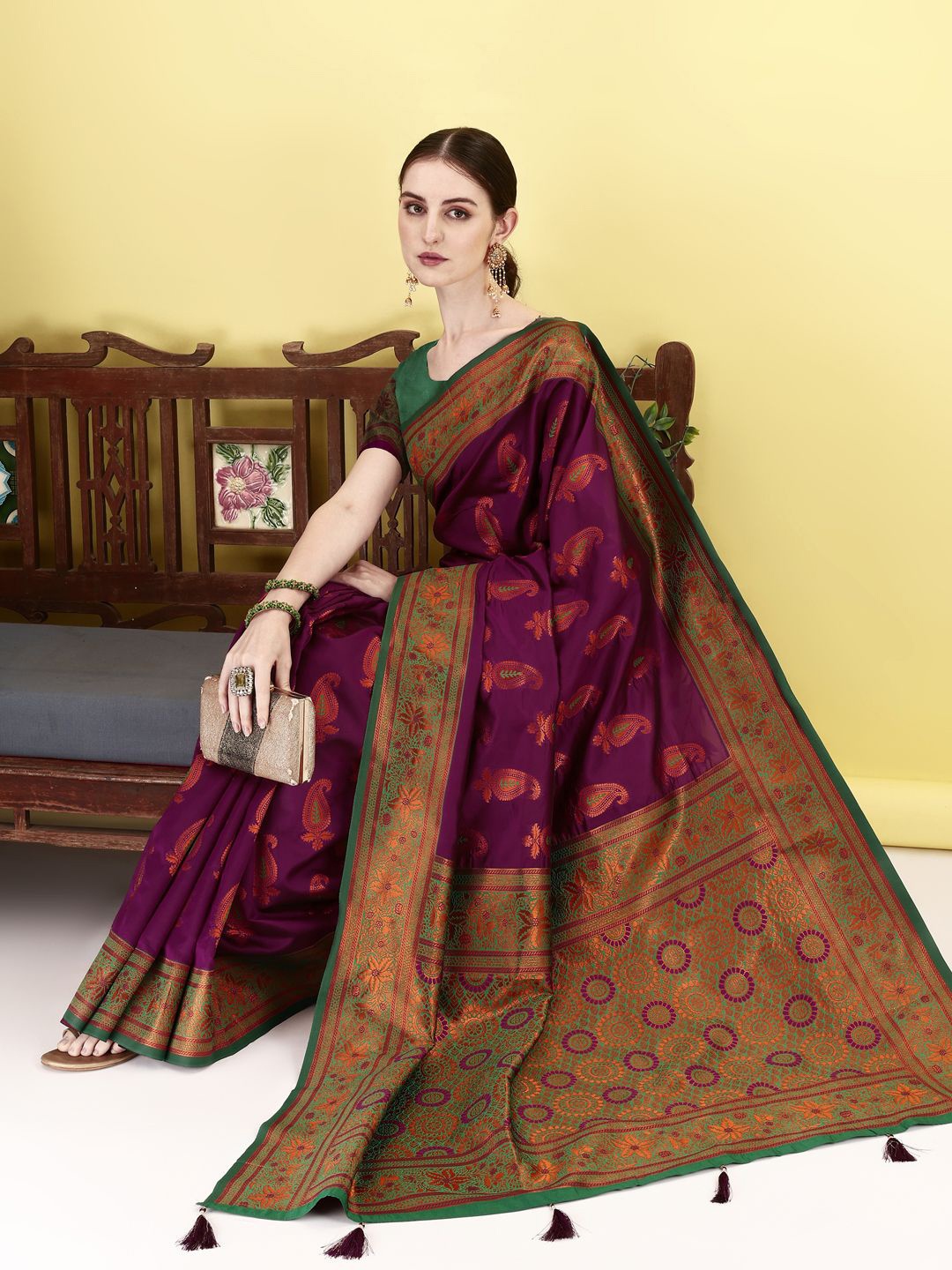 

JUST FASHION Woven Design Zari Banarasi Saree, Magenta