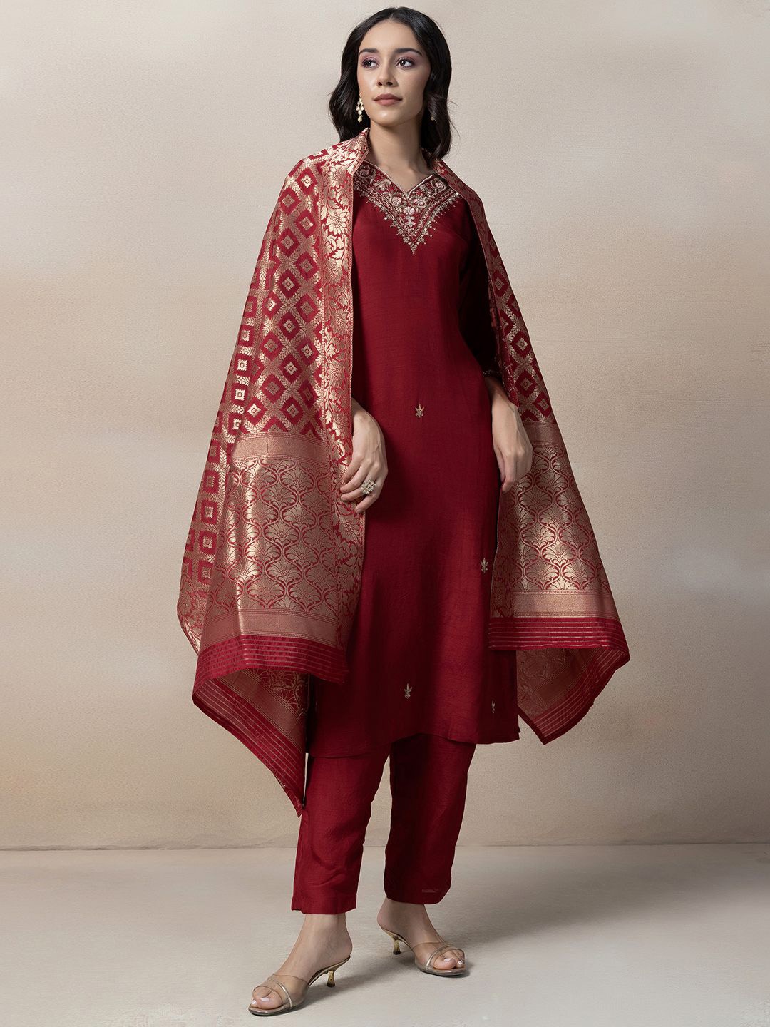 

Rang by Indya Women Ethnic Motifs Embroidered Regular Thread Work Kurta with Trousers & With Dupatta, Maroon