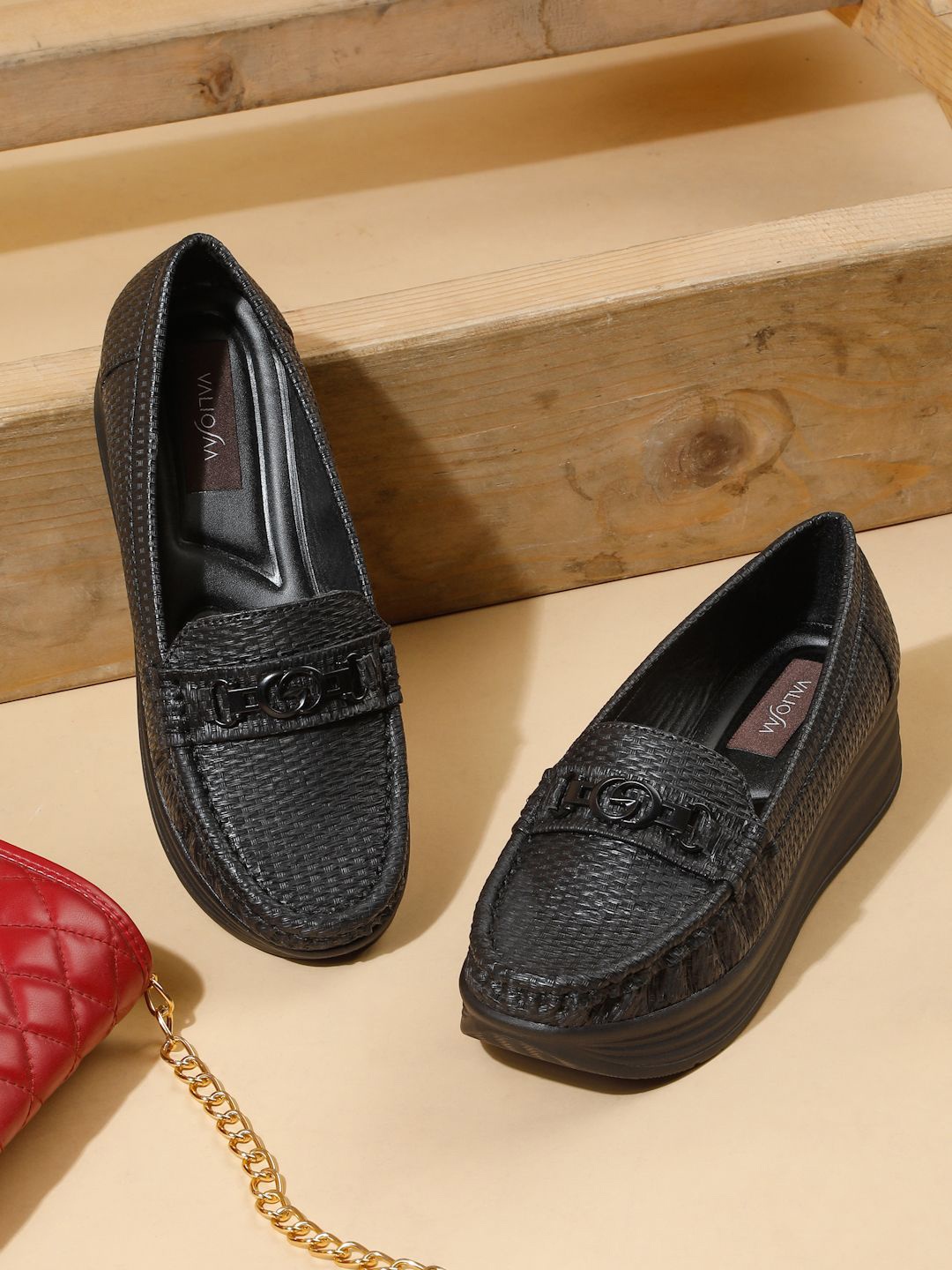 

VALIOSAA Women Textured Loafers, Black
