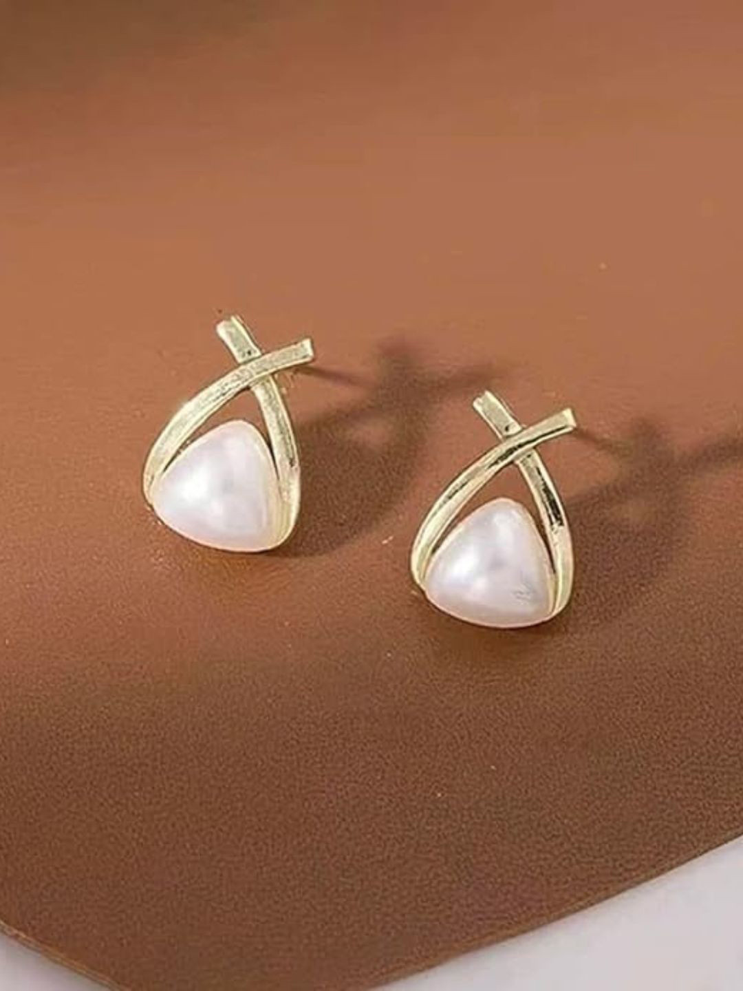 

DressBerry Teardrop Shaped Studs Earrings, Gold