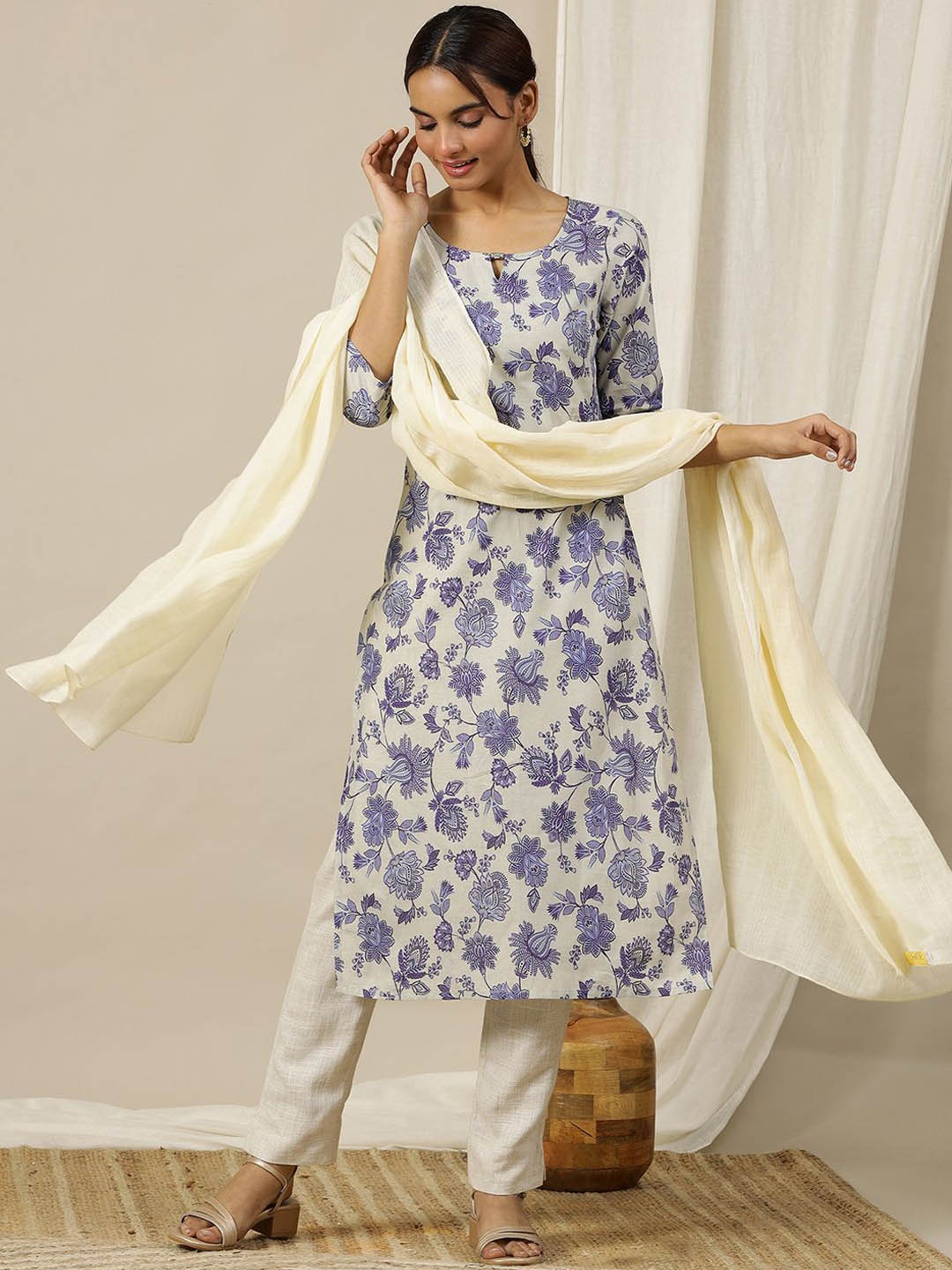 

AURELIA Women Floral Printed Sequinned Kurta, Beige