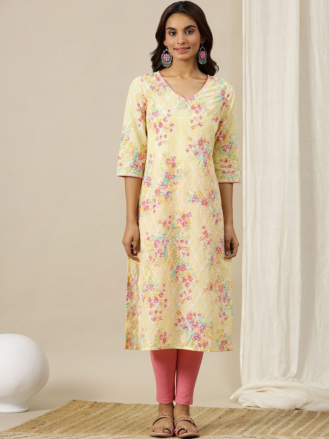 

AURELIA Women Floral Printed Sequinned Kurta, Yellow
