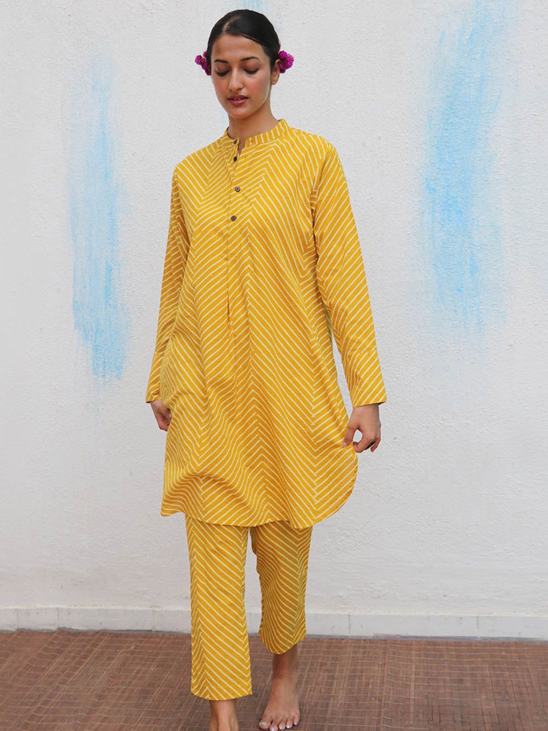 

Chidiyaa Women Striped Regular Pure Cotton Kurta with Trousers, Yellow