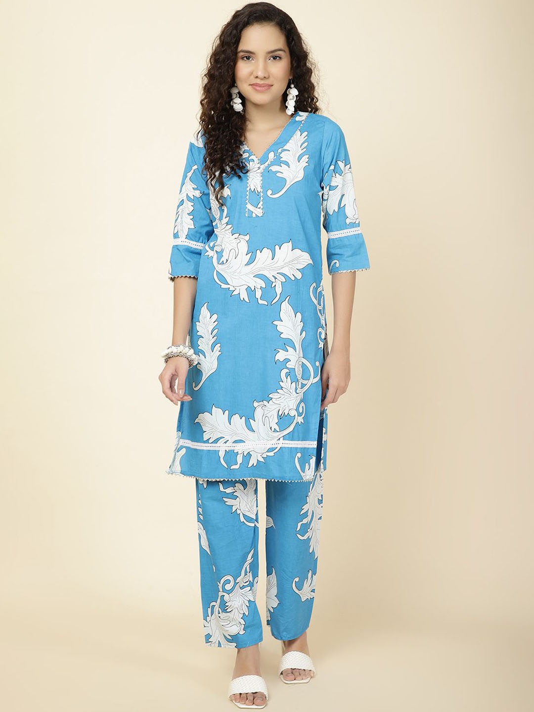 

Meena Bazaar Women Floral Printed Regular Kurta with Trousers, Blue