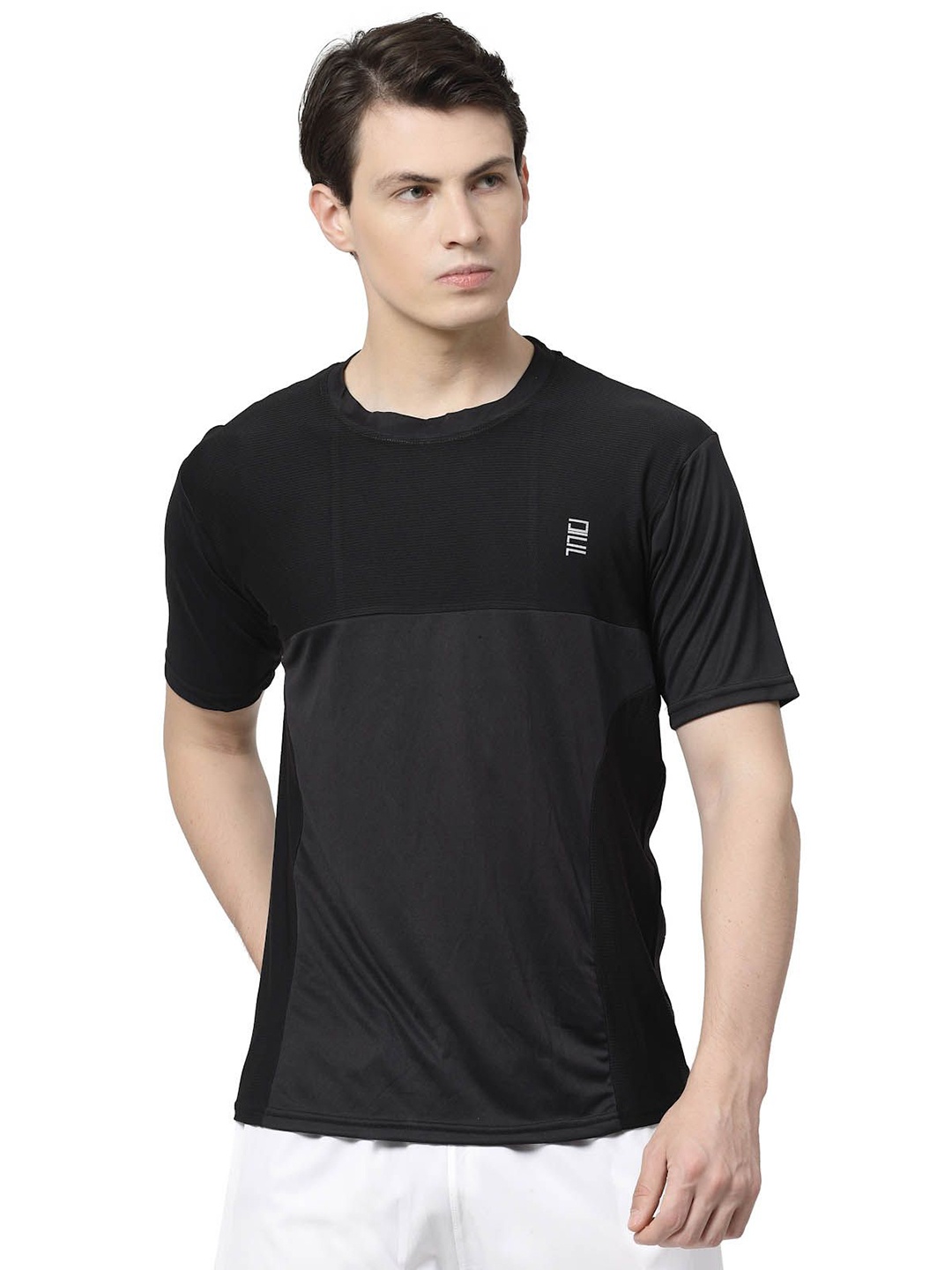 

DAFABFIT Men Colourblocked Applique T-shirt, Black