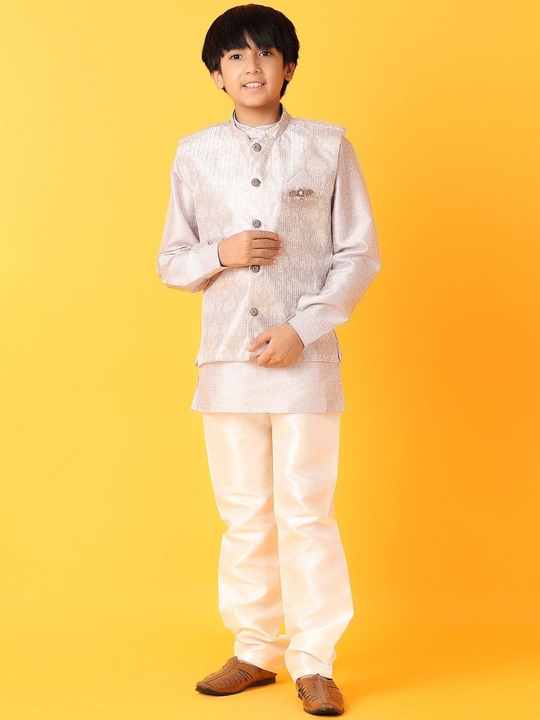 

V-Mart Boys Ethnic Motifs Regular Pure Cotton Kurta with Pyjamas, Grey