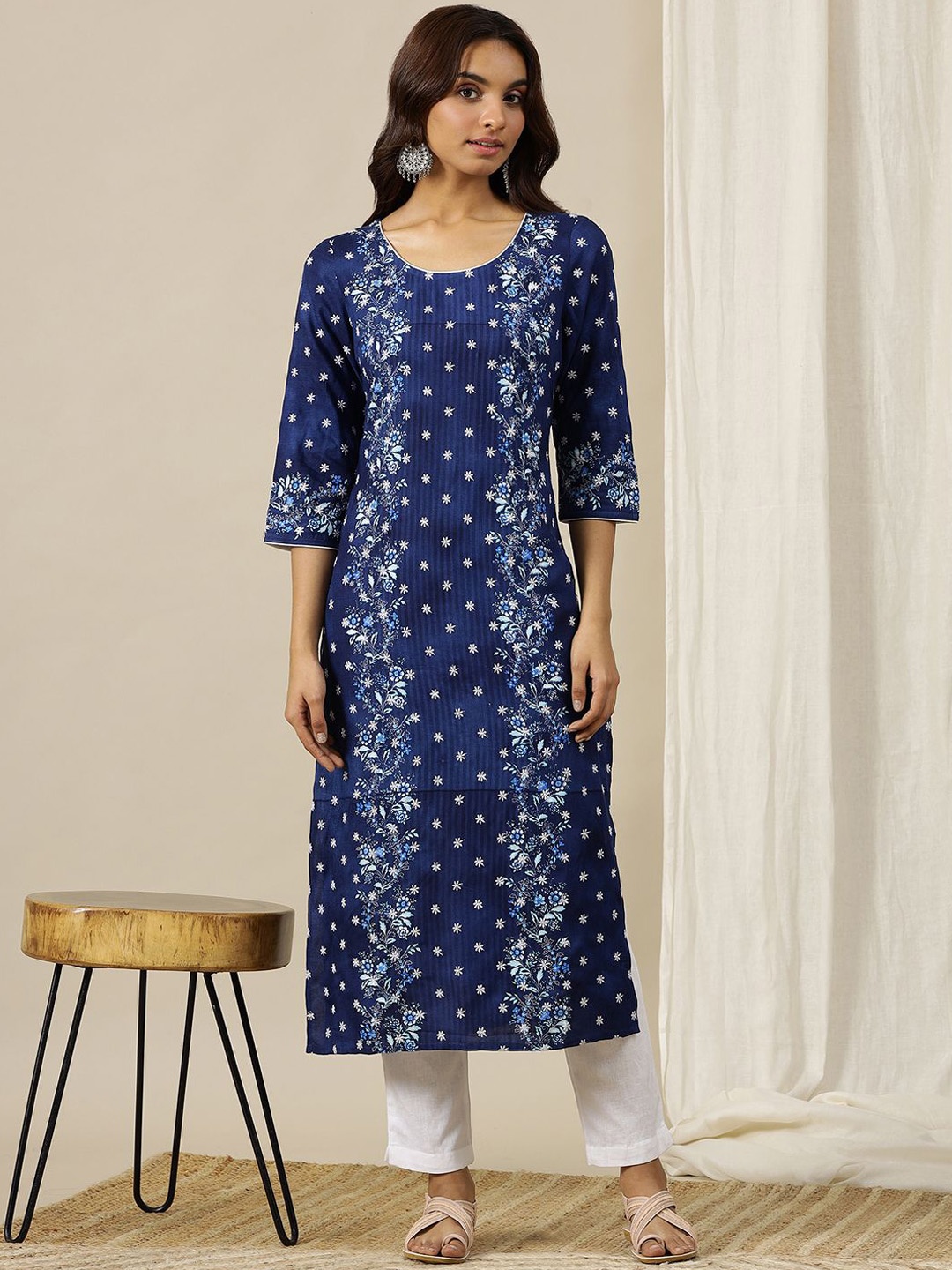 

AURELIA Women Floral Printed Thread Work Kurta, Blue