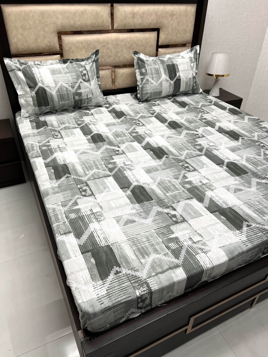 

Pure Decor Green & White 300 TC King Bedsheet with 2 Pillow Covers