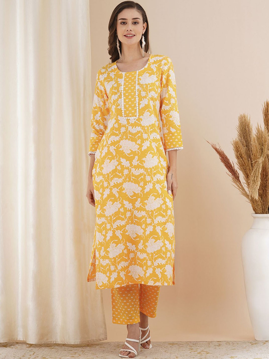 

Anni Designer Women Floral Printed Regular Kurta with Trousers, Yellow