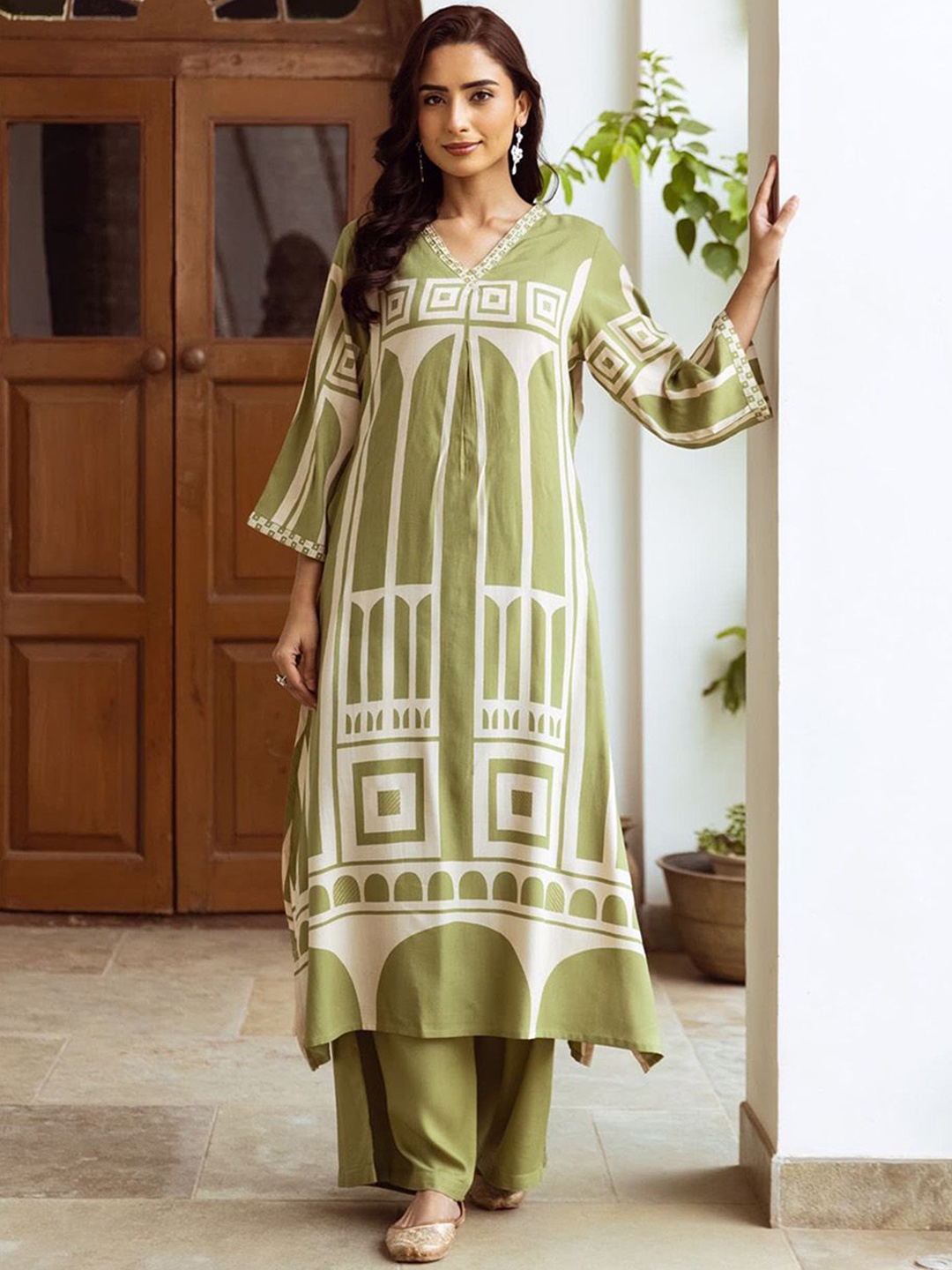 

Kaftanize Geometric Printed V-Neck Regular Straight Kurta with Patiala, Green