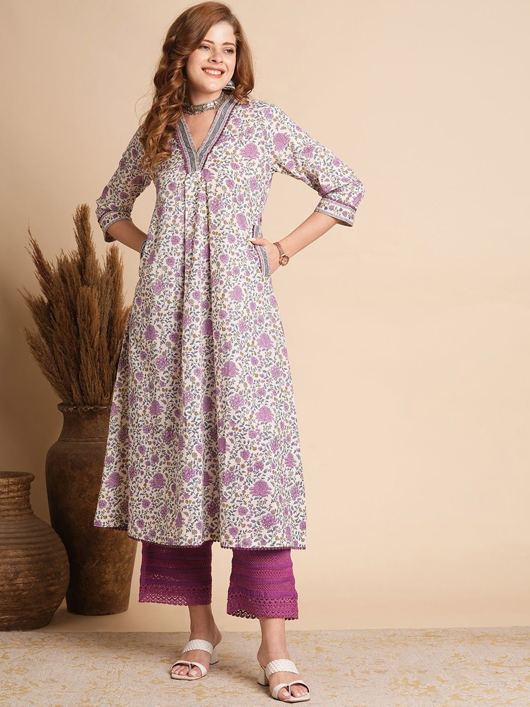 

FASHOR Women Floral Embroidered Gotta Patti Anarkali Kurta, Off white