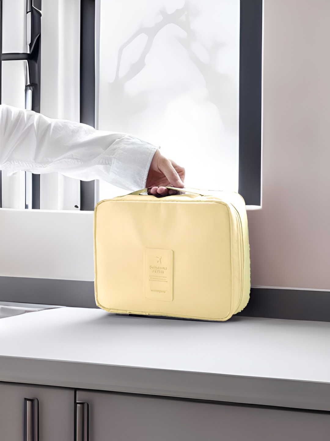 

Aura Cream-Coloured Set of 1 Water Resistant Makeup Organiser Organisers