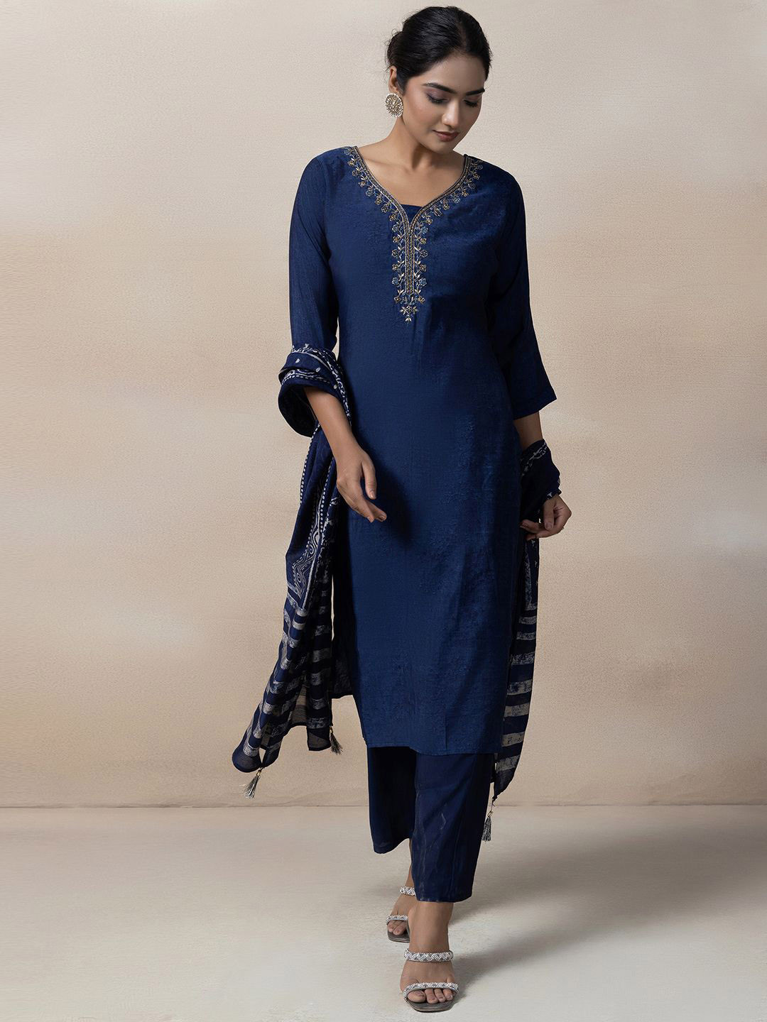 

Rang by Indya Women Ethnic Motifs Yoke Design Regular Thread Work Kurta with Trousers & With Dupatta, Blue