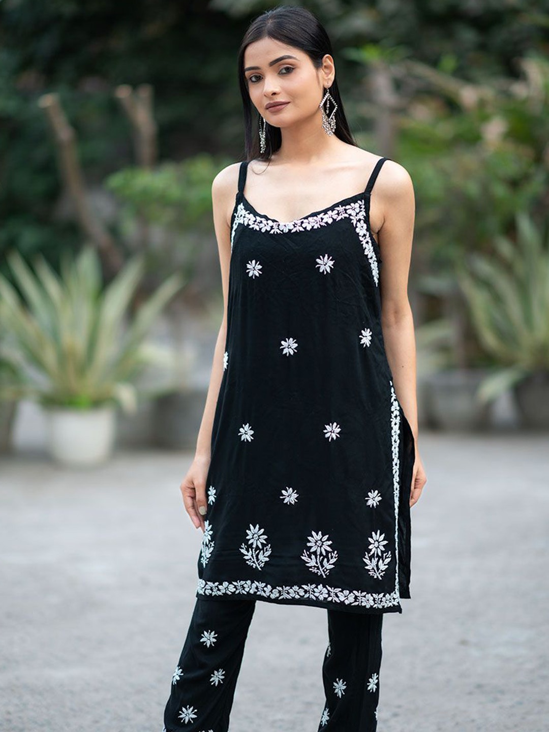 

Rangreza Ethnic Women Floral Embroidered Regular Chikankari Kurta with Trousers, Black