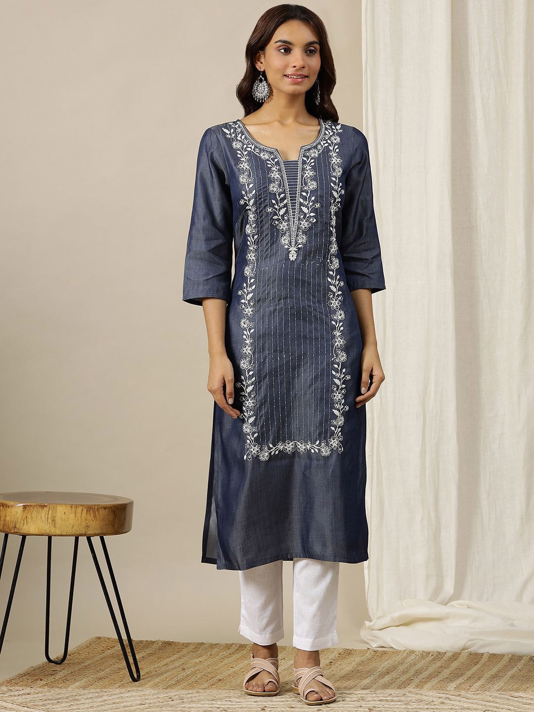 

AURELIA Women Embroidered Thread Work Kurta, Blue