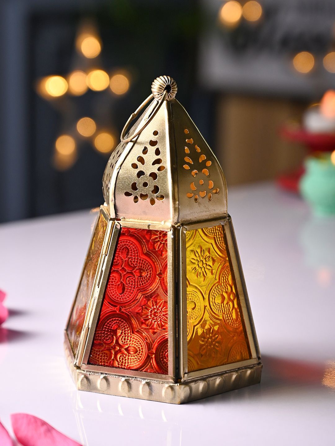 

MARKET99 Gold-Toned & Yellow Candle Holder