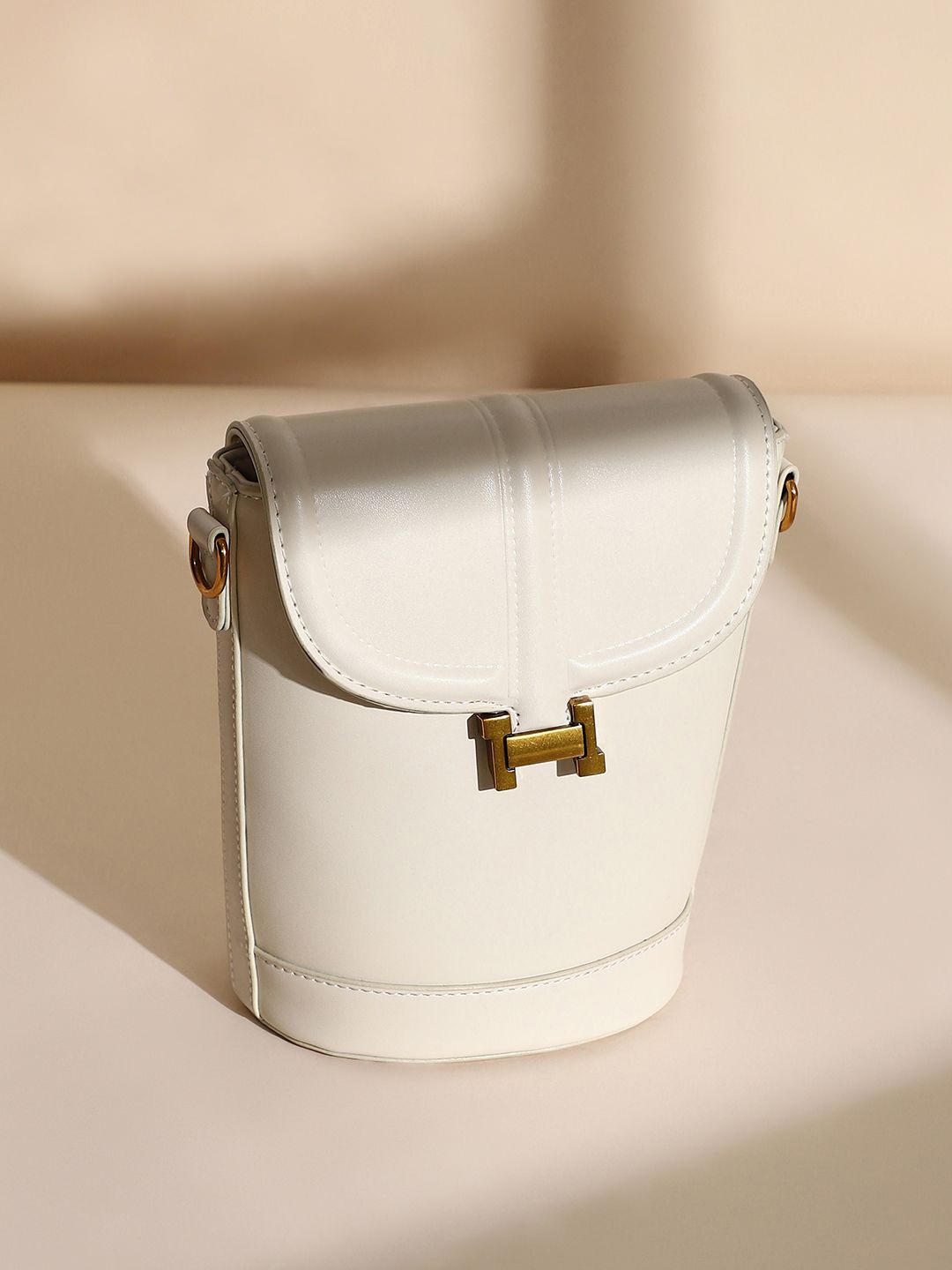 

HAUTE SAUCE by Campus Sutra Leather Shopper Sling Bag, White