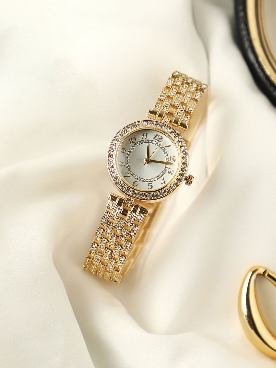 

HAUTE SAUCE by Campus Sutra Women Embellished Dial & Stainless Steel Straps Digital Watch AW24_HSWC1224, Gold