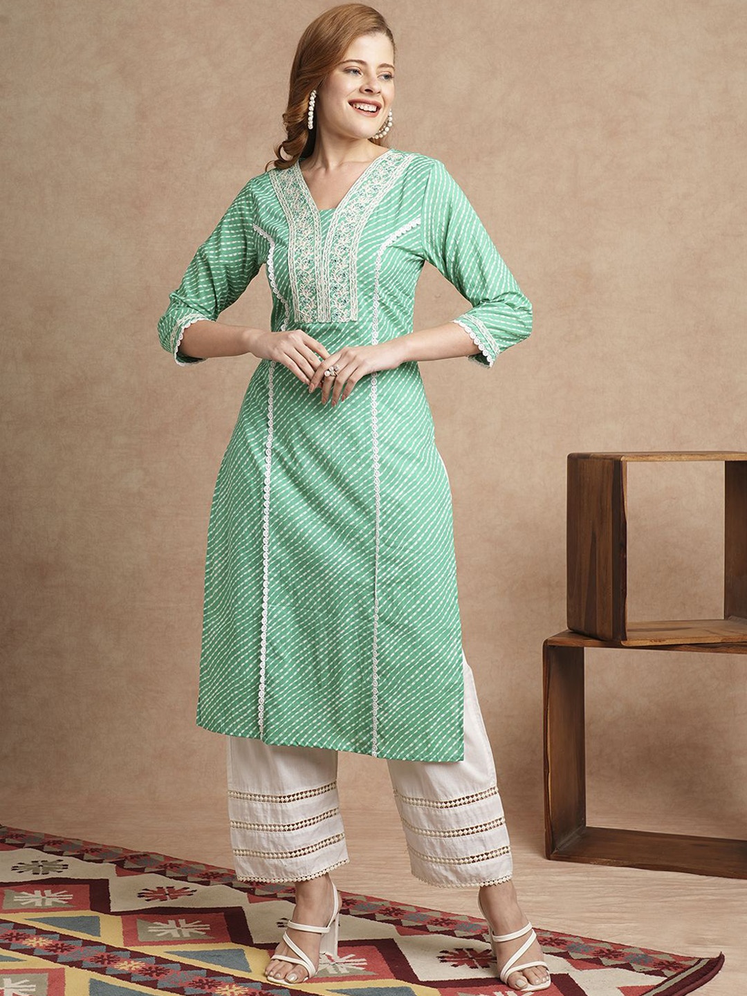 

FASHOR Women Geometric Yoke Design Mirror Work Kurta, Green