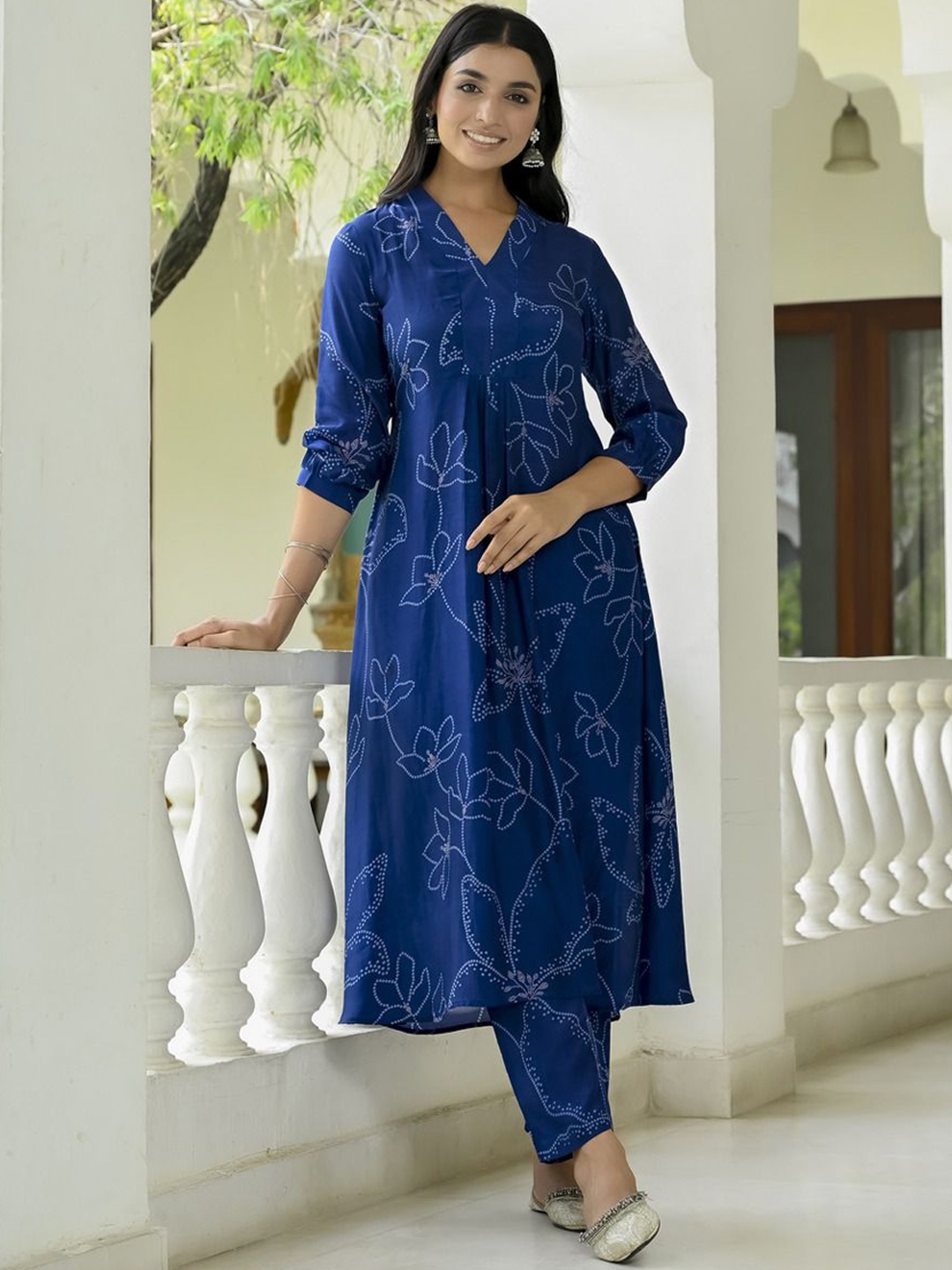 

Anni Designer Women Floral Printed Regular Kurta with Trousers, Blue
