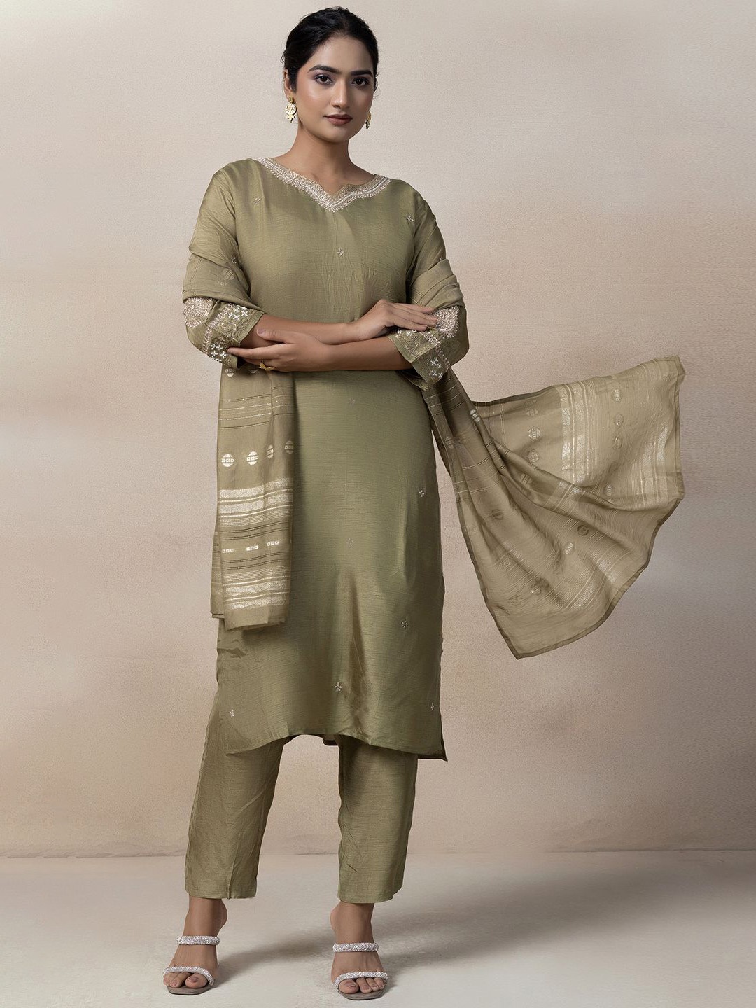 

Rang by Indya Women Ethnic Motifs Yoke Design Regular Thread Work Kurta with Trousers & With Dupatta, Green