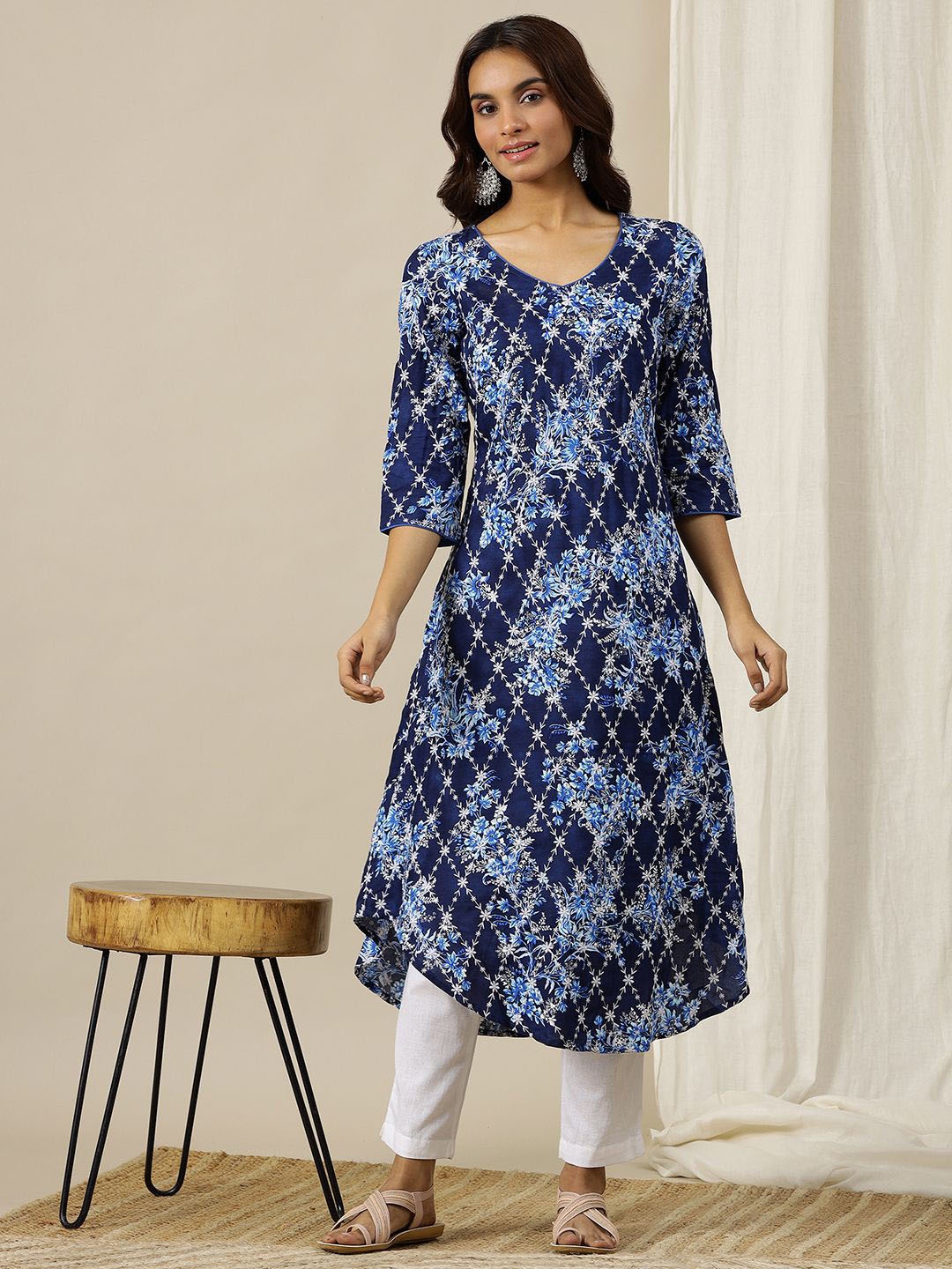 

AURELIA Women Dyed Flared Sleeves Kurta, Blue
