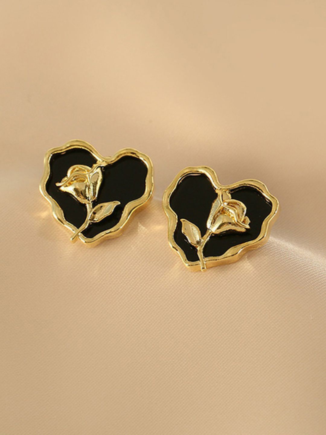 

DressBerry Heart Shaped Studs Earrings, Gold