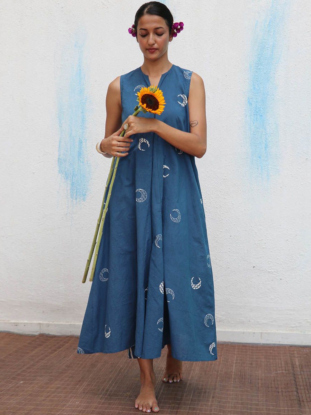

Chidiyaa Women Printed Regular Pure Cotton Kurta with Trousers, Blue