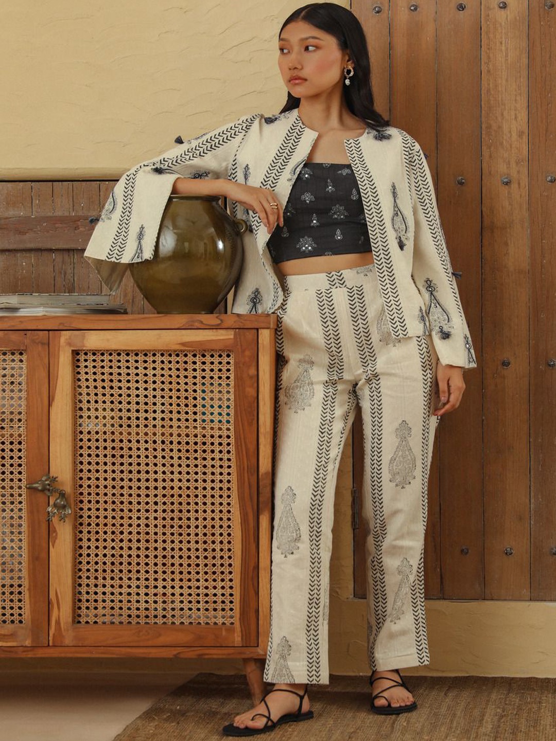 

Muvazo Embroidered Top & Printed Trouser With Jacket Co-Ords, White