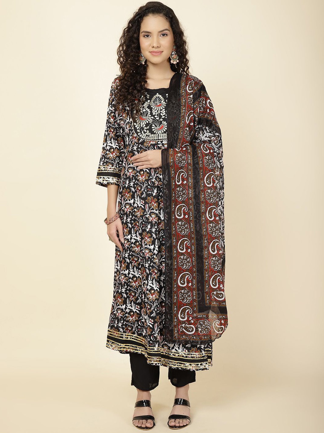 

Meena Bazaar Women Floral Printed Regular Kurta with Trousers & With Dupatta, Black