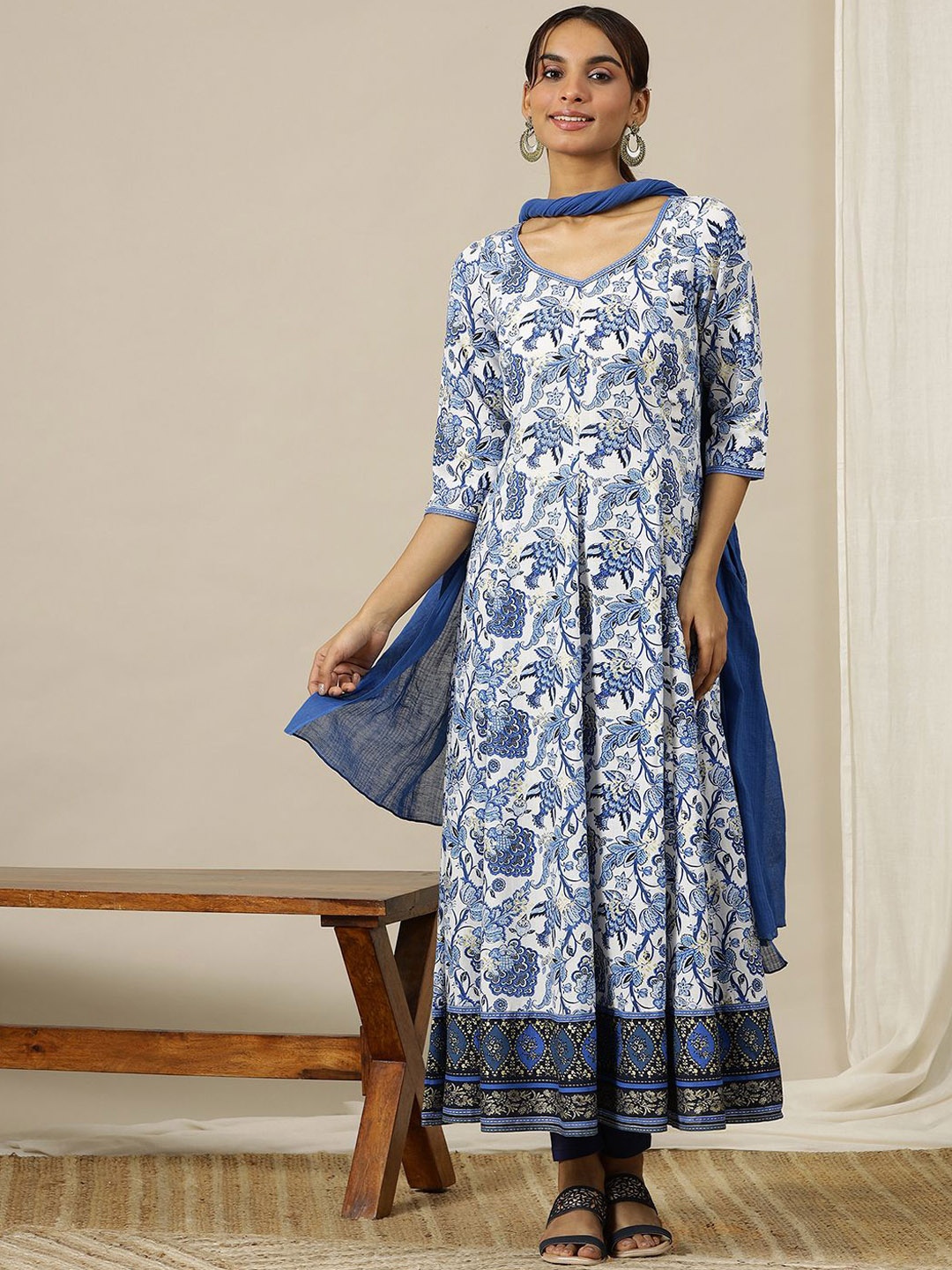 

AURELIA Women Floral Printed Flared Sleeves Thread Work Anarkali Kurta, White