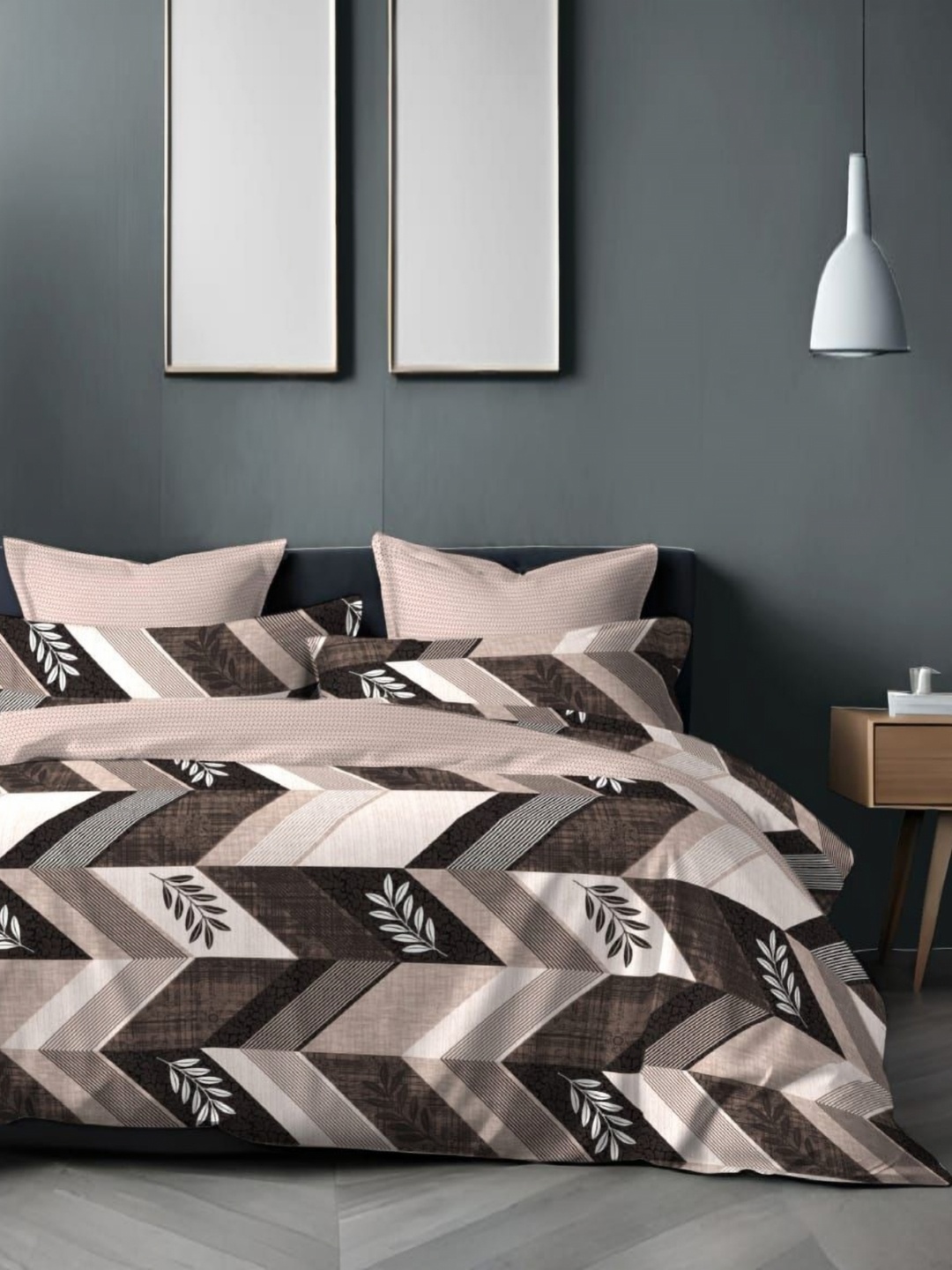 

Laying Style Peach-Coloured & Black Geometric Polycotton 4 Piece Double King Regular Bedding Set