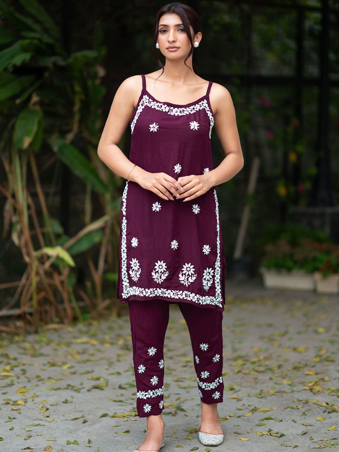 

Rangreza Ethnic Women Floral Embroidered Regular Chikankari Kurta with Trousers, Burgundy