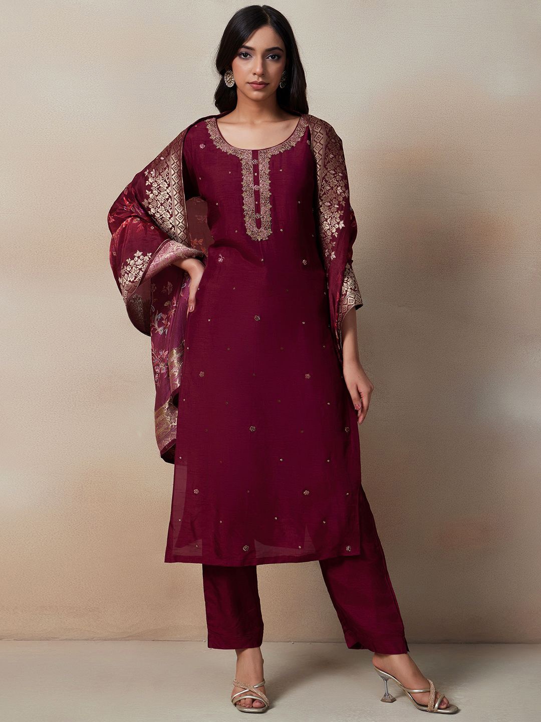 

Rang by Indya Women Ethnic Motifs Yoke Design Regular Thread Work Kurta with Trousers & With Dupatta, Maroon