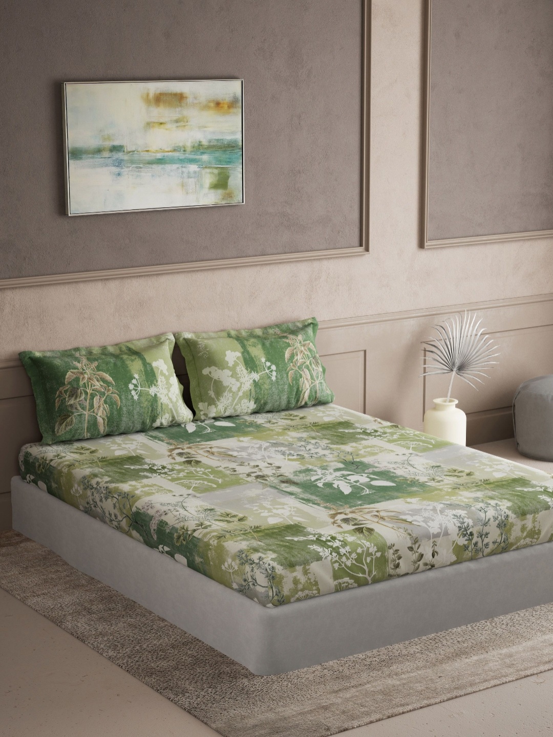 

DDecor Green & White Floral 144 TC Queen Bedsheet with 2 Pillow Covers