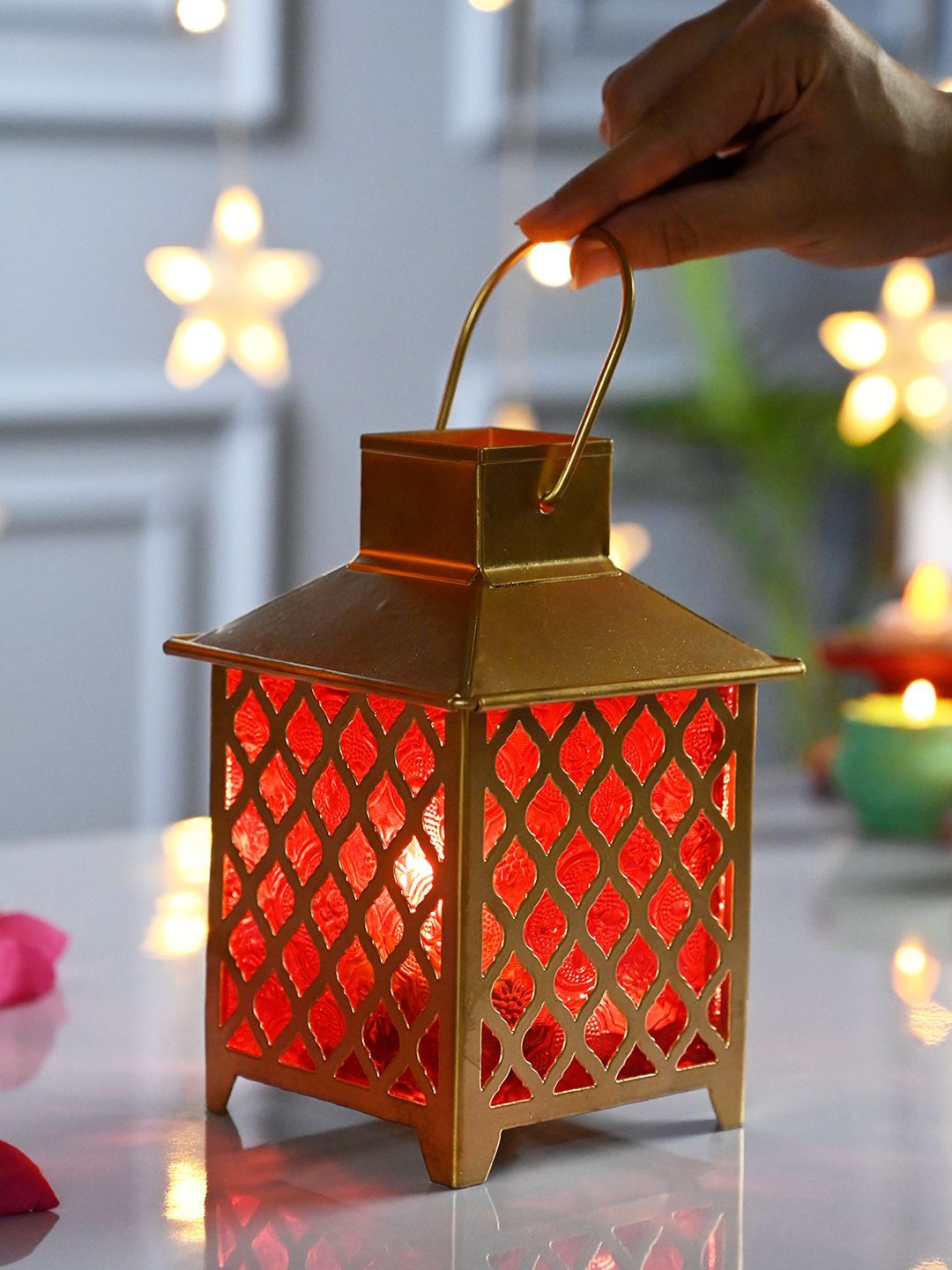 

MARKET99 Red & Gold-Toned Candle Holder