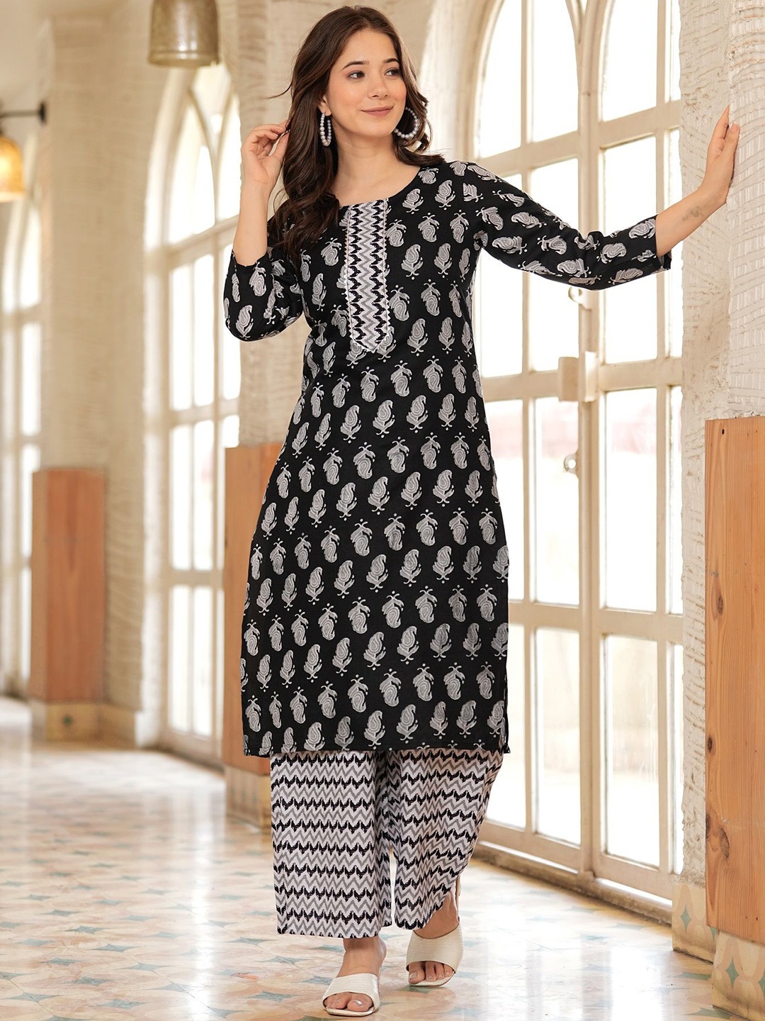 

Sitaram Designer Women Floral Printed Regular Kurta with Palazzos, Black