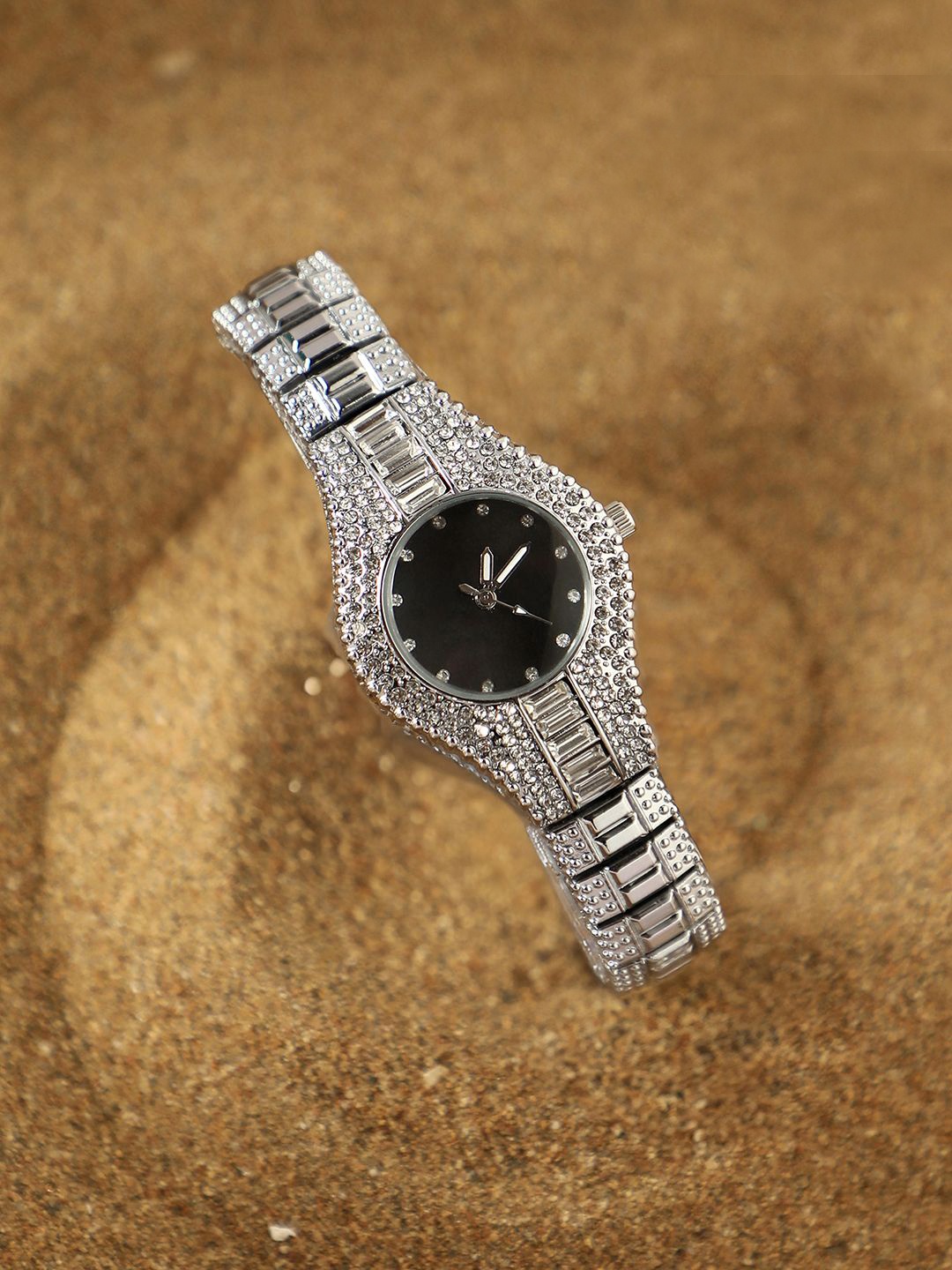 

HAUTE SAUCE by Campus Sutra Women Embellished Dial & Stainless Steel Bracelet Style Straps Analogue Watch, Silver