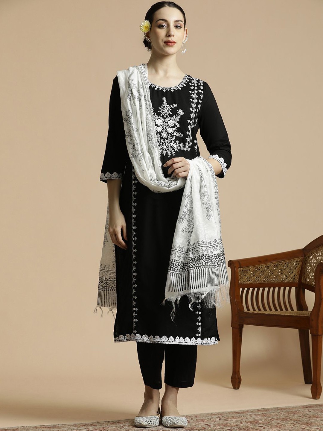 

Anouk Women Floral Embroidered Regular Thread Work Pure Cotton Kurta with Trousers & With Dupatta, Black