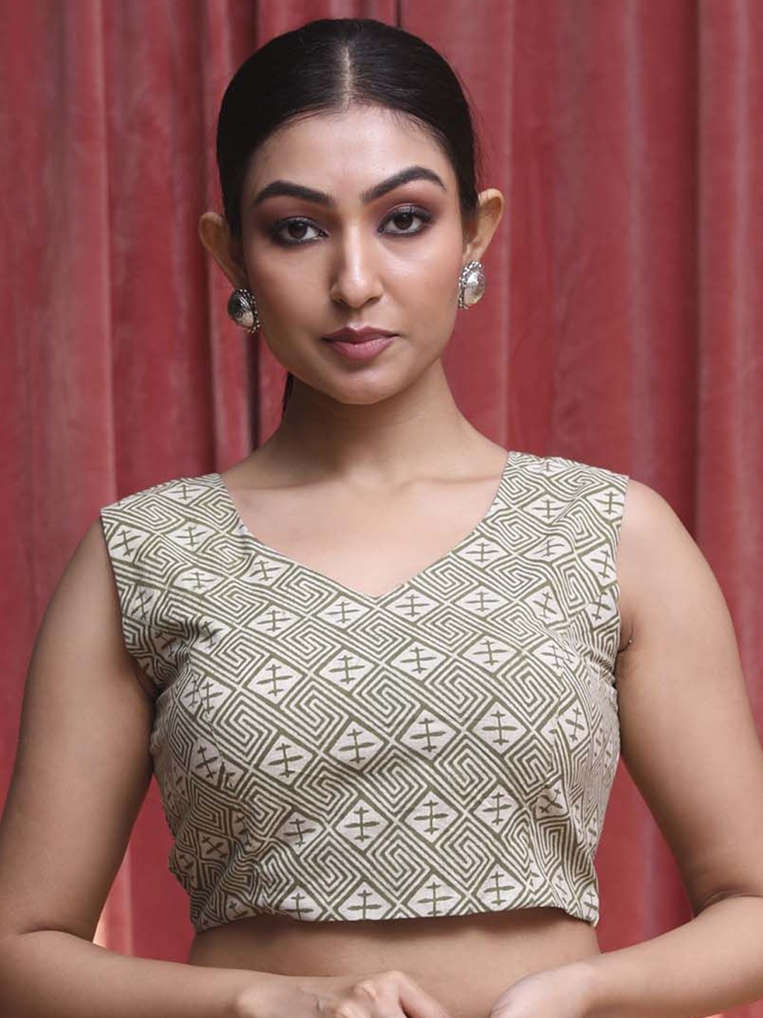 

Indethnic Printed V Neck Sleeveless Cotton Saree Blouse, Green