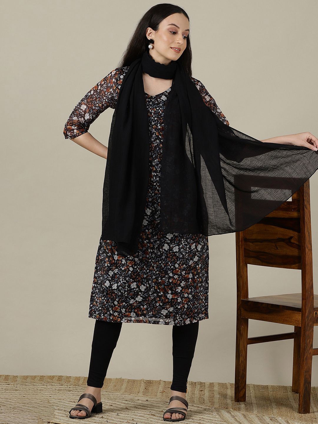 

AURELIA Women Floral Printed Flared Sleeves Sequinned Kurta, Black