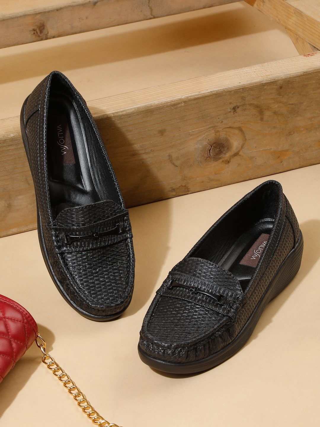 

VALIOSAA Women Textured Loafers, Black