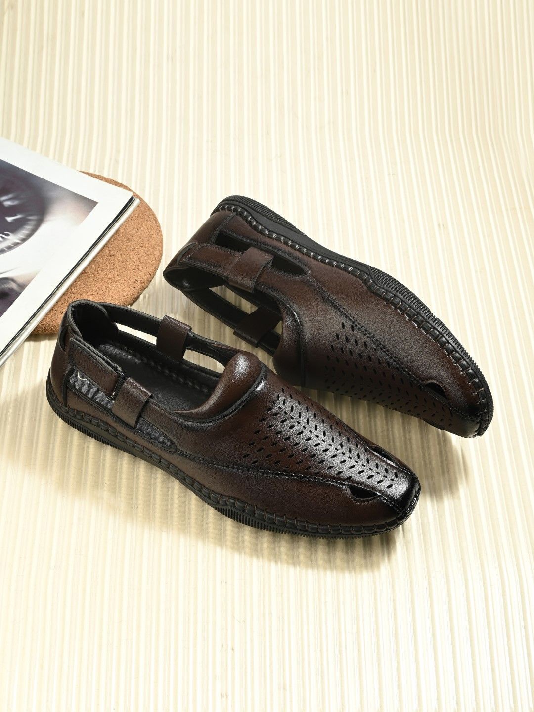 

BUCIK Men Velcro Shoe-Style Sandals, Brown