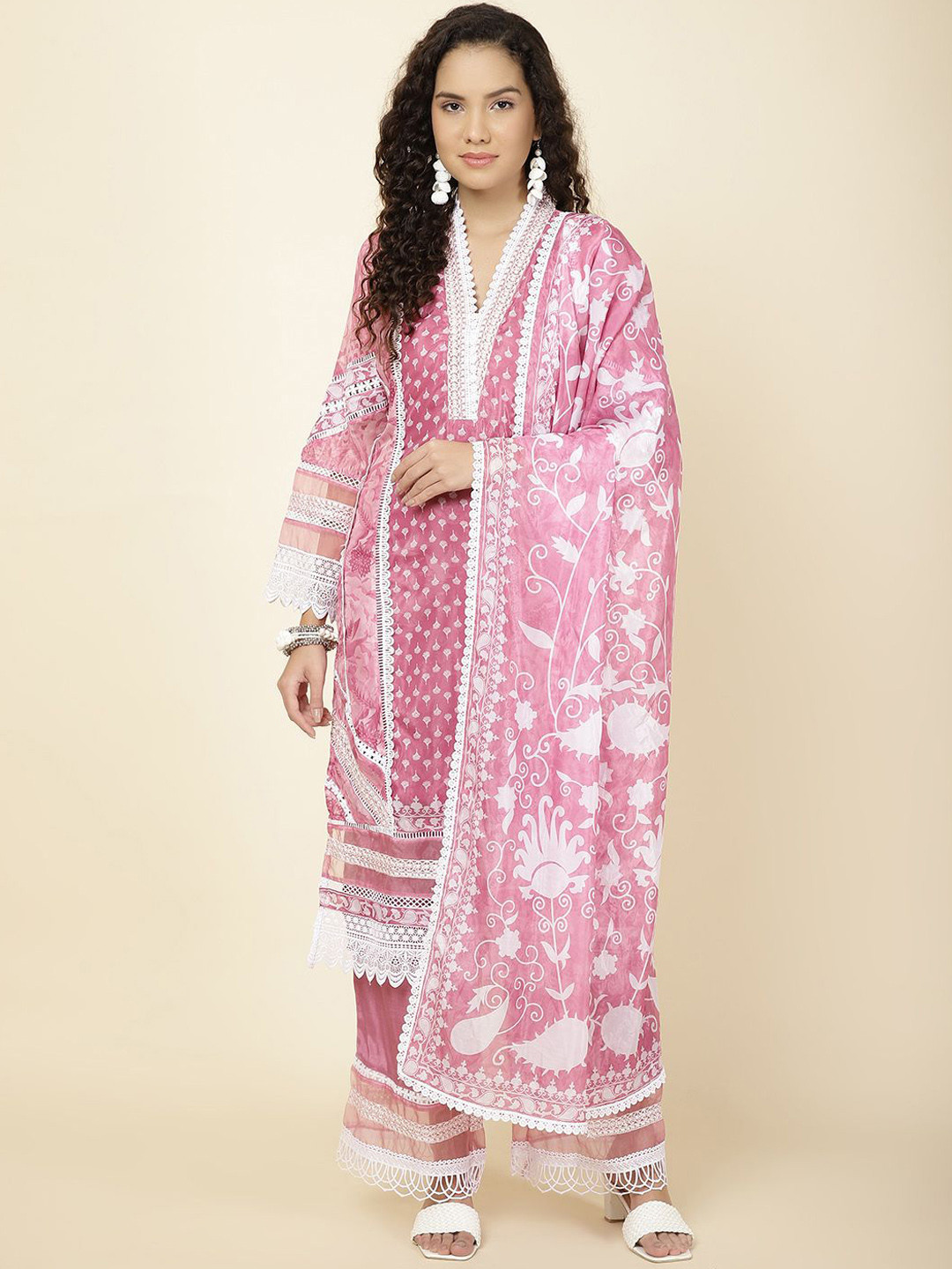 

Meena Bazaar Women Floral Printed Regular Kurta with Trousers & With Dupatta, Pink