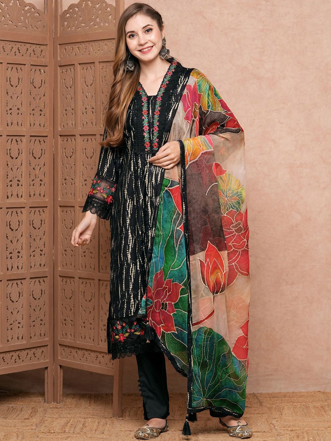 

FASHOR Women Floral Printed Regular Kurta with Trousers & With Dupatta, Black