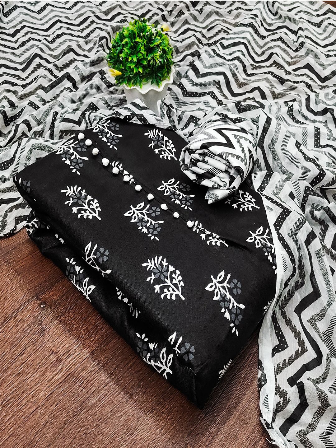 

Lilots Printed Unstitched Dress Material, Black