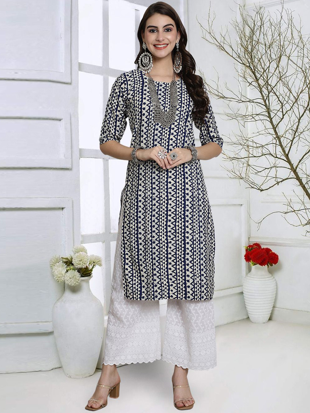 

KALINI Geometric Printed Round Neck Straight Kurta, Black