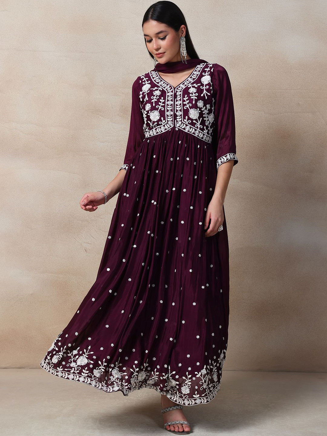 

Rang by Indya Women Geometric Embroidered Flared Sleeves Thread Work Crepe Anarkali Kurta, Purple