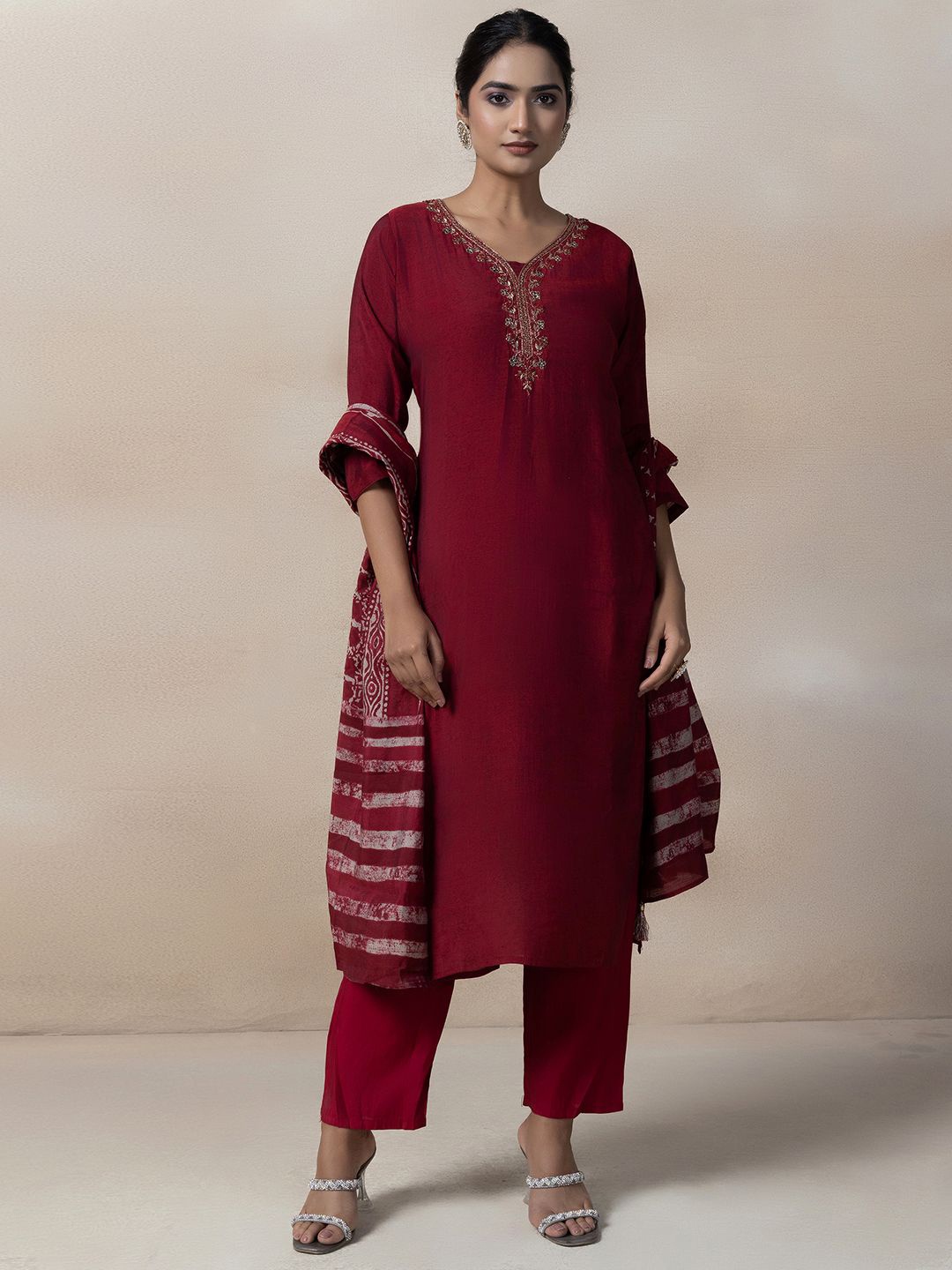 

Rang by Indya Women Ethnic Motifs Yoke Design Regular Thread Work Kurta with Trousers & With Dupatta, Maroon